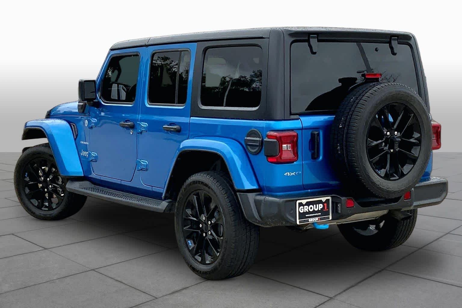 Used 2023 Hydro Blue Pearl Coat Jeep Sahara image 11