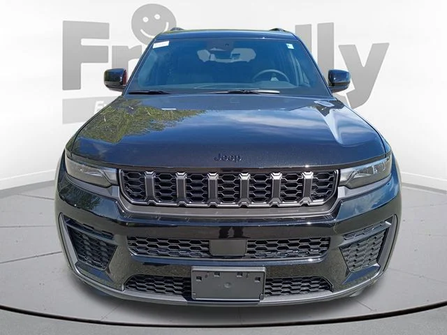 New 2026 Diamond Black Crystal Pearl-Coat Exterior Paint Jeep Altitude image 2