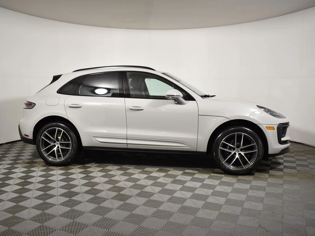 2026 Porsche Macan - Photo 8