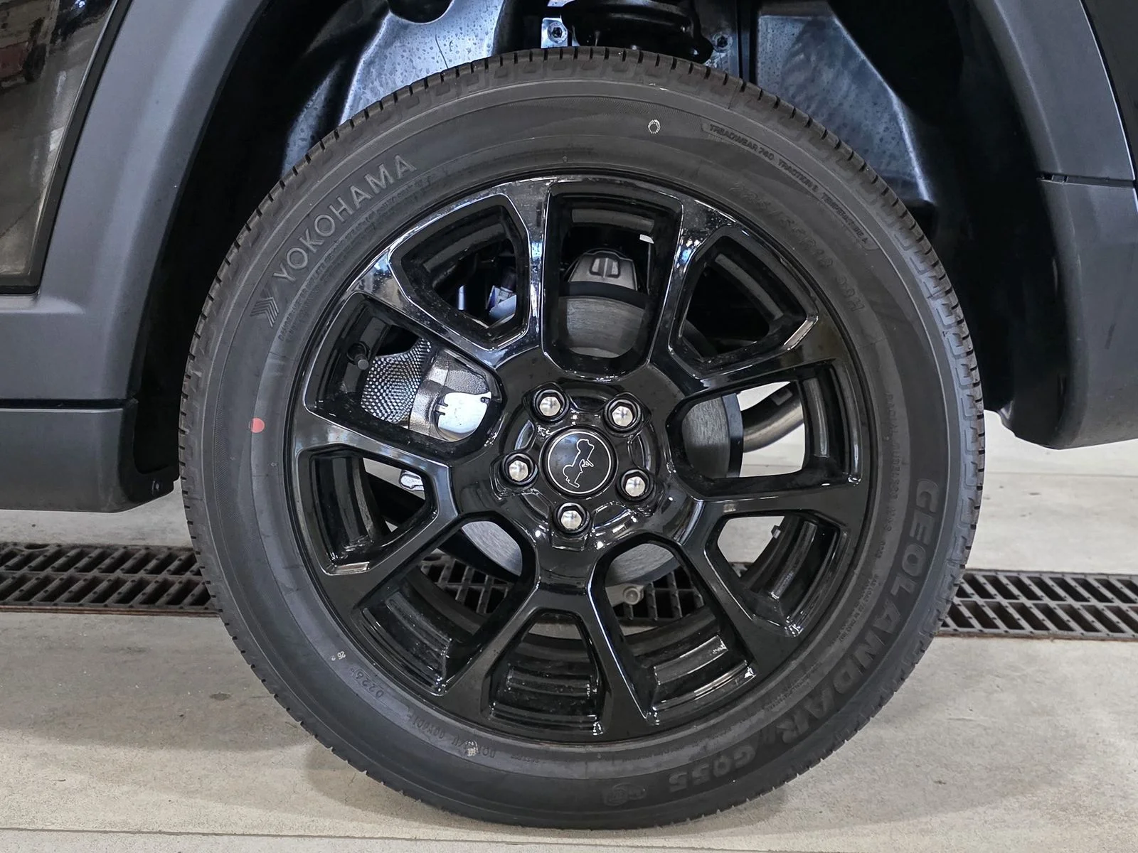 New 2026 Diamond Black Crystal Pearl-Coat Exterior Paint Jeep Latitude image 18
