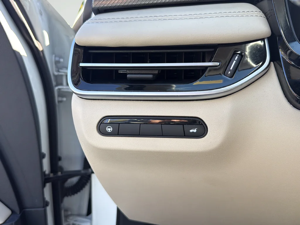 Used 2022 White INFINITI LUXE image 22