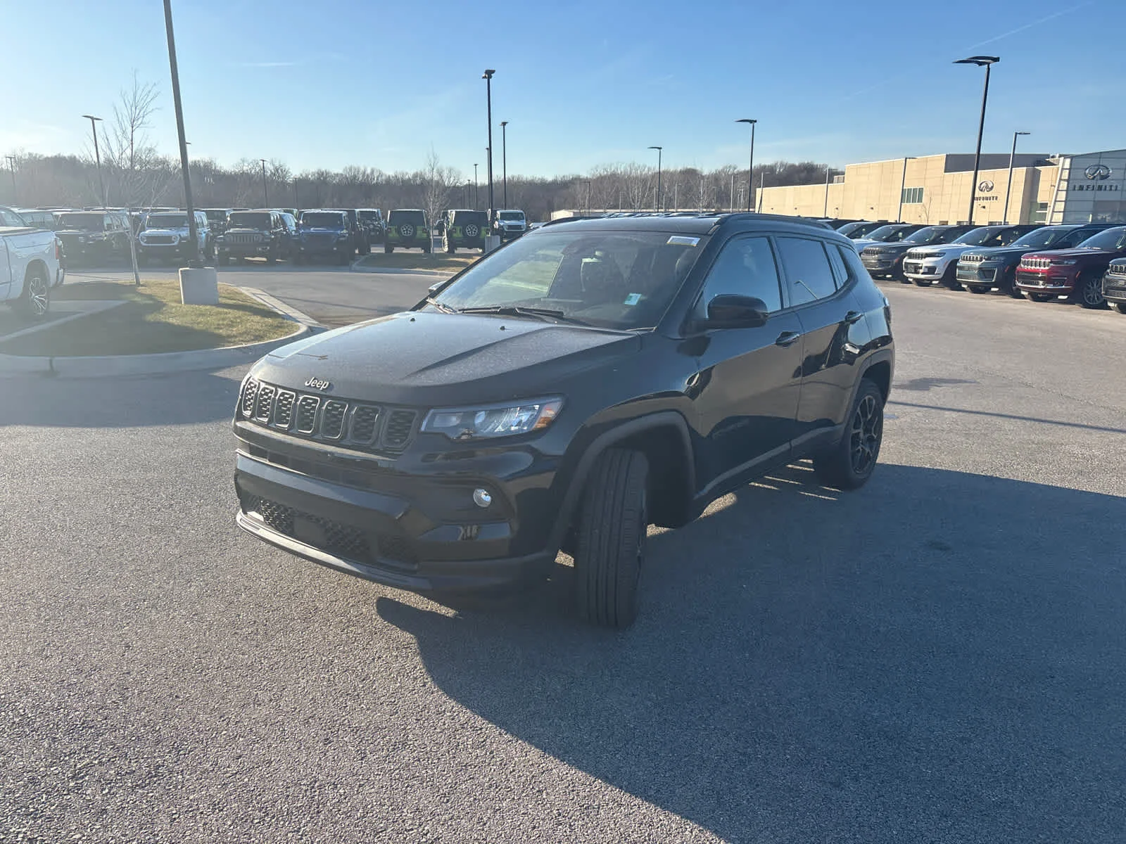 New 2026 Diamond Black Crystal Pearlcoat Jeep Latitude Altitude image 4
