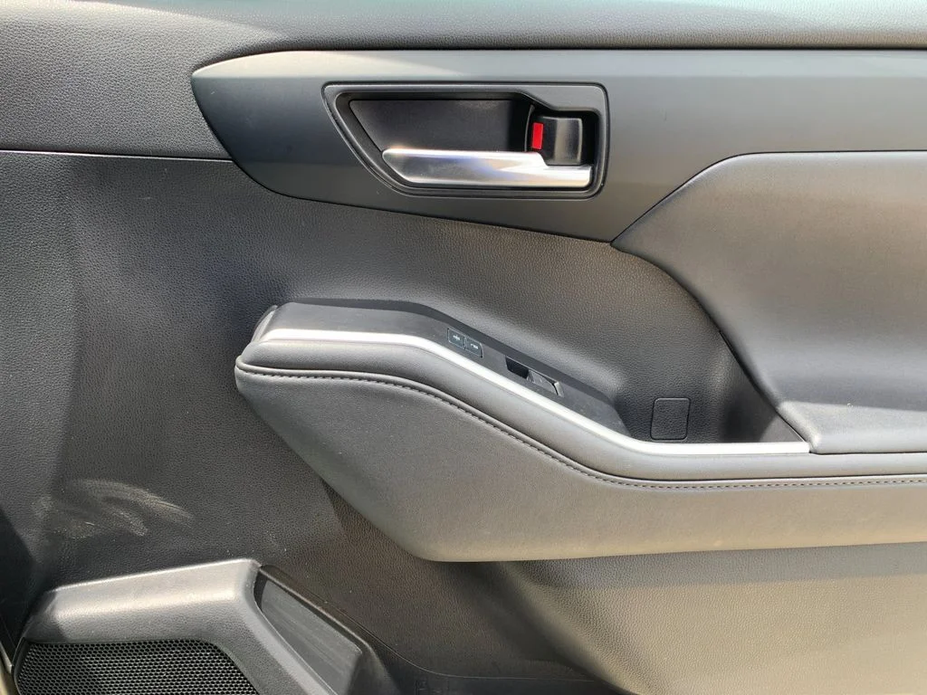 Used 2022 Silver Toyota XLE image 22