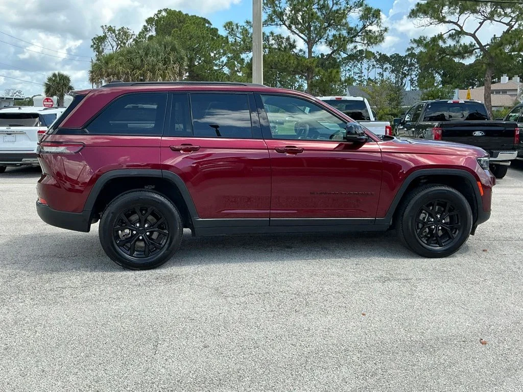 Used 2024 Red Jeep Altitude image 9