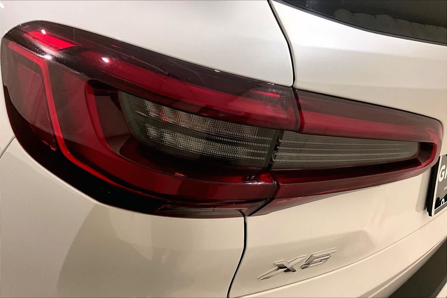 Used 2019 Mineral White Metallic BMW xDrive40i image 27