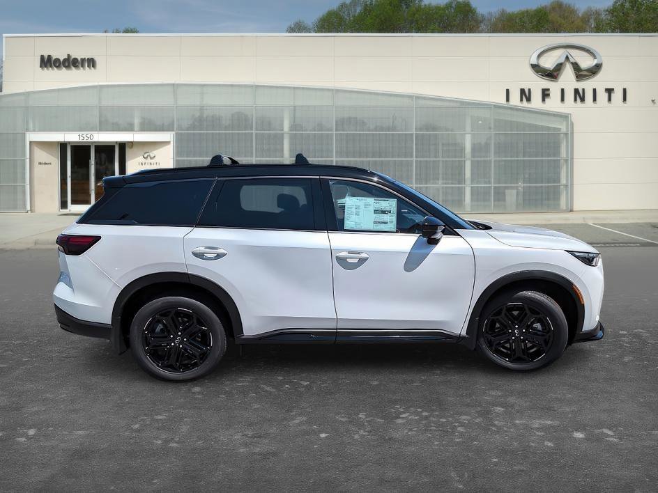 New 2027 2T RAD WHT INFINITI SPORT image 4