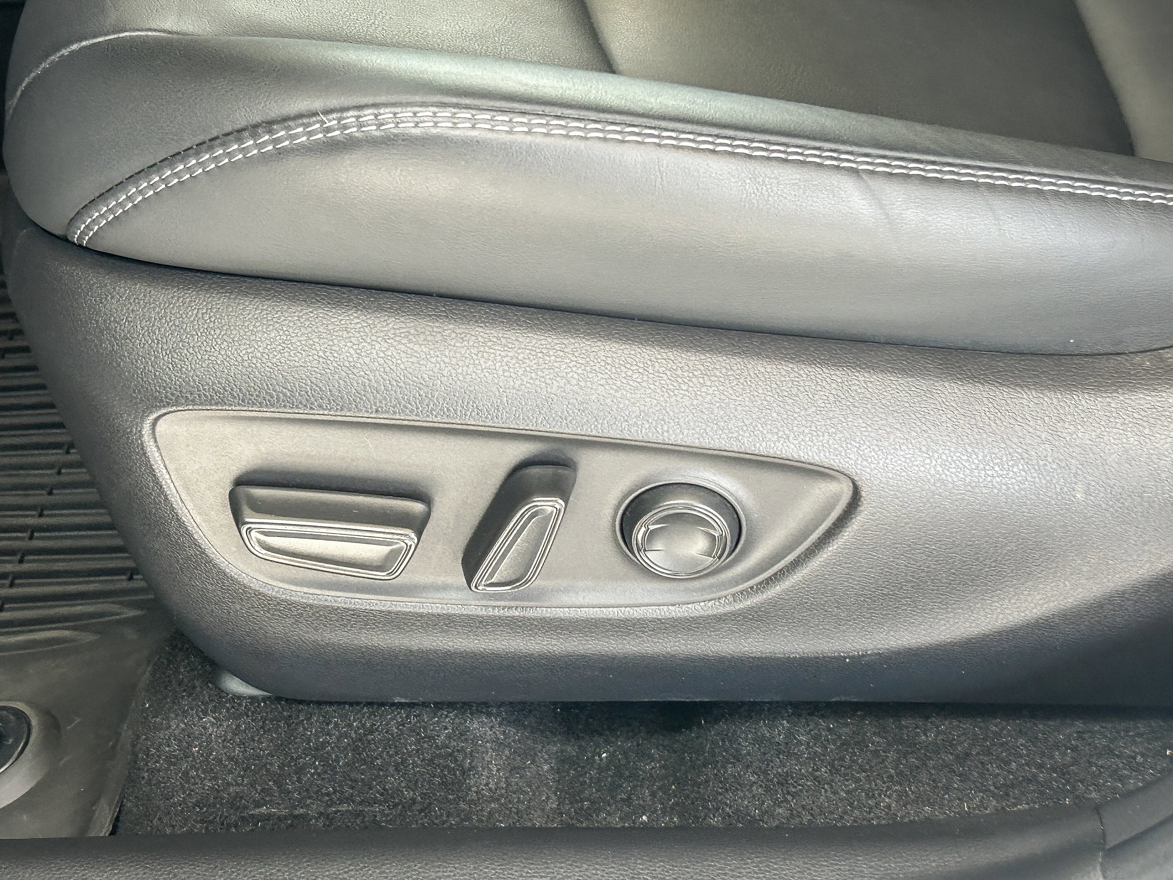 Used 2025 WIND CHILL PEARL TOYOTA TRUCK XLE PREMIUM image 22