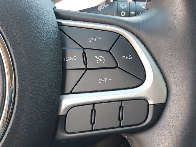 Used 2018 White Jeep Latitude image 20