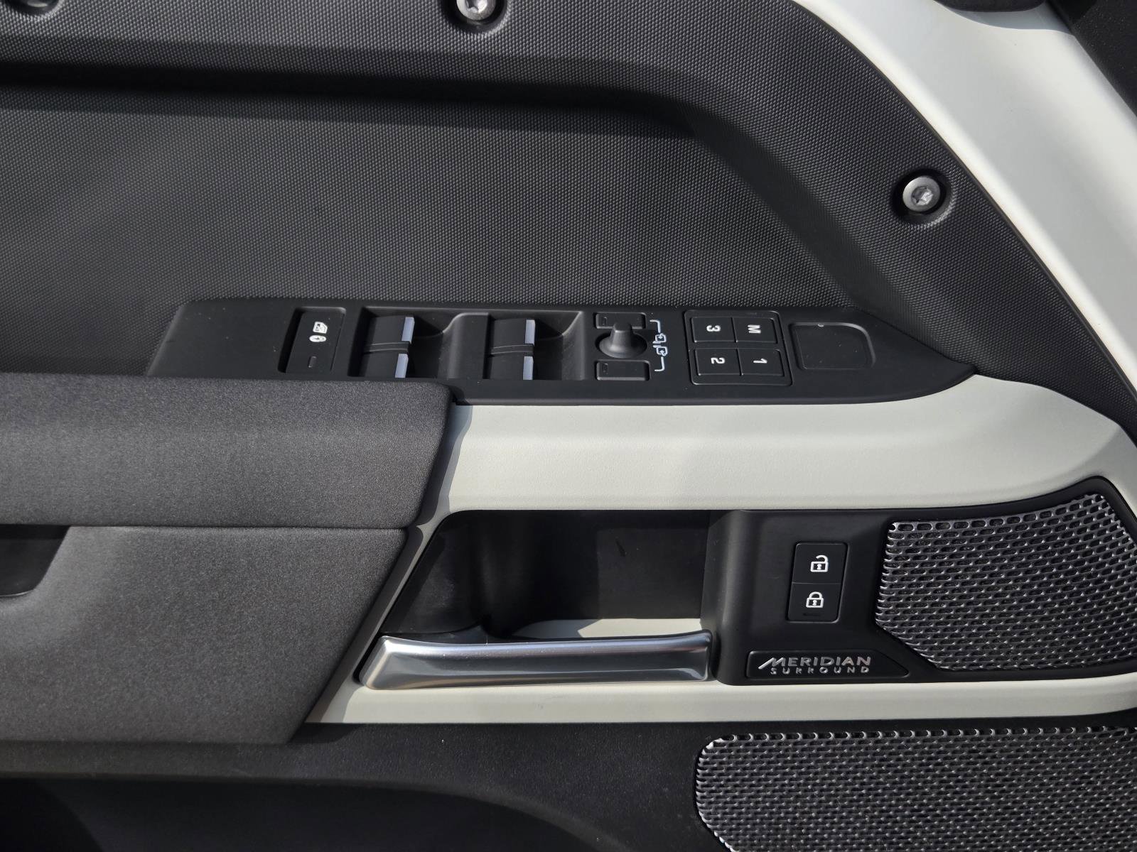 Used 2023 Fuji White Land Rover SE image 17