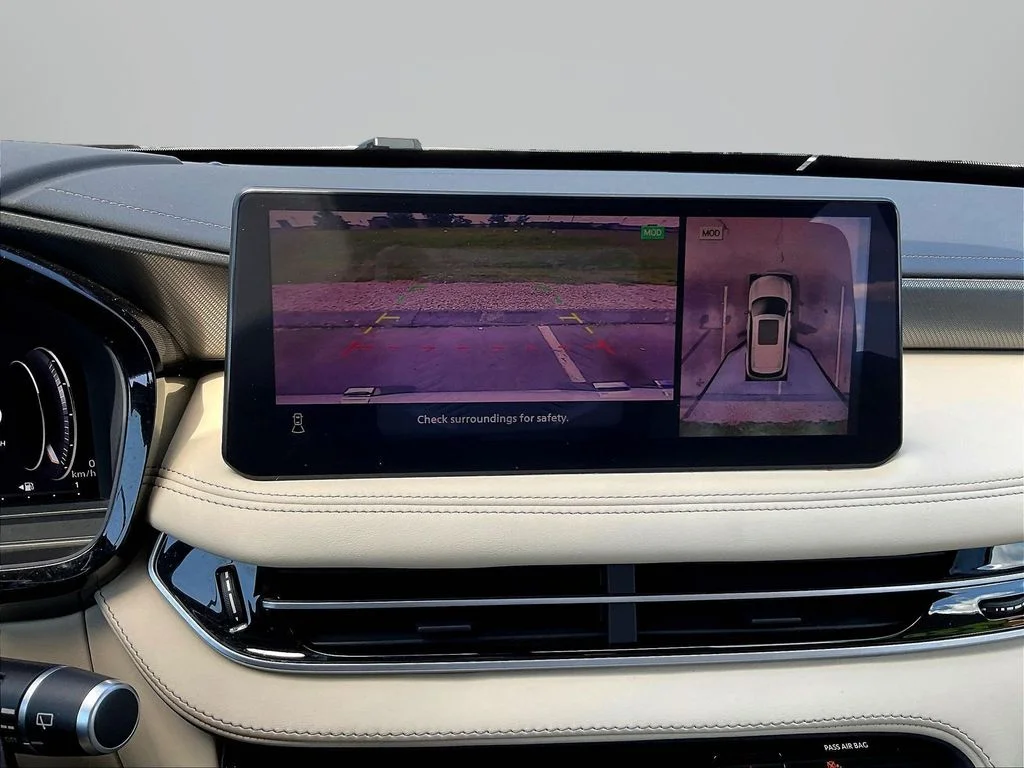 Used 2023 White INFINITI LUXE image 16