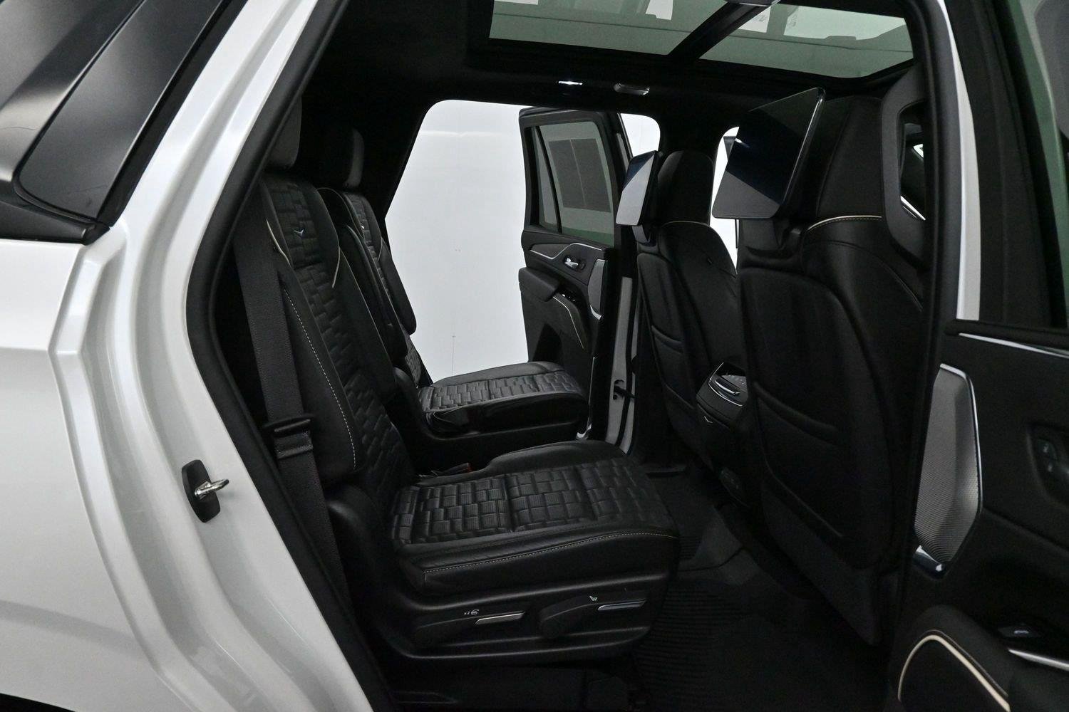 Used 2021 CRYSTAL WHITE TRICOAT Cadillac Sport Platinum image 39