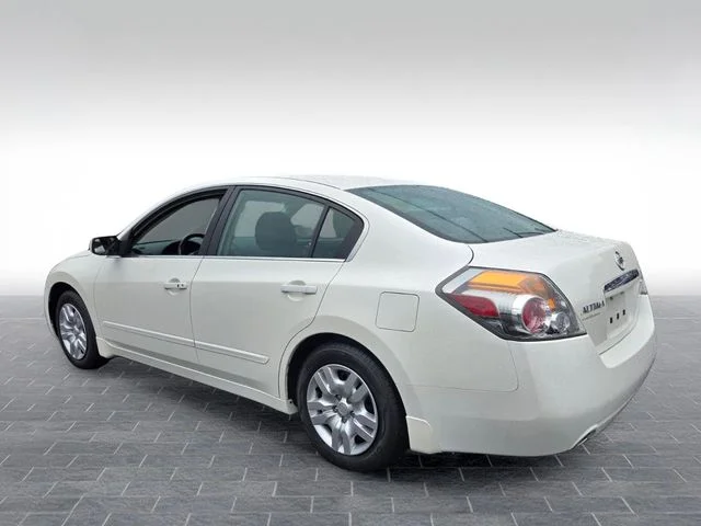 Used 2009 White Nissan 2.5 S image 5