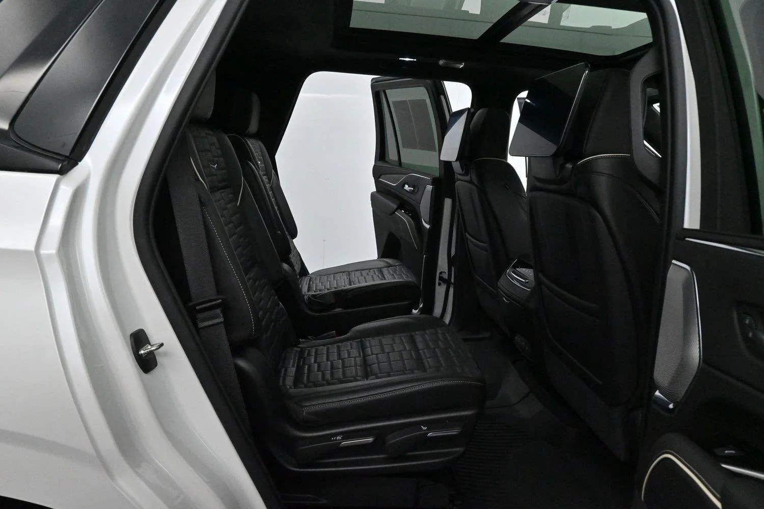 Used 2021 CRYSTAL WHITE TRICOAT Cadillac Sport Platinum image 39