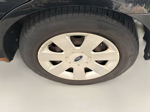 Used 2009  Ford S image 27