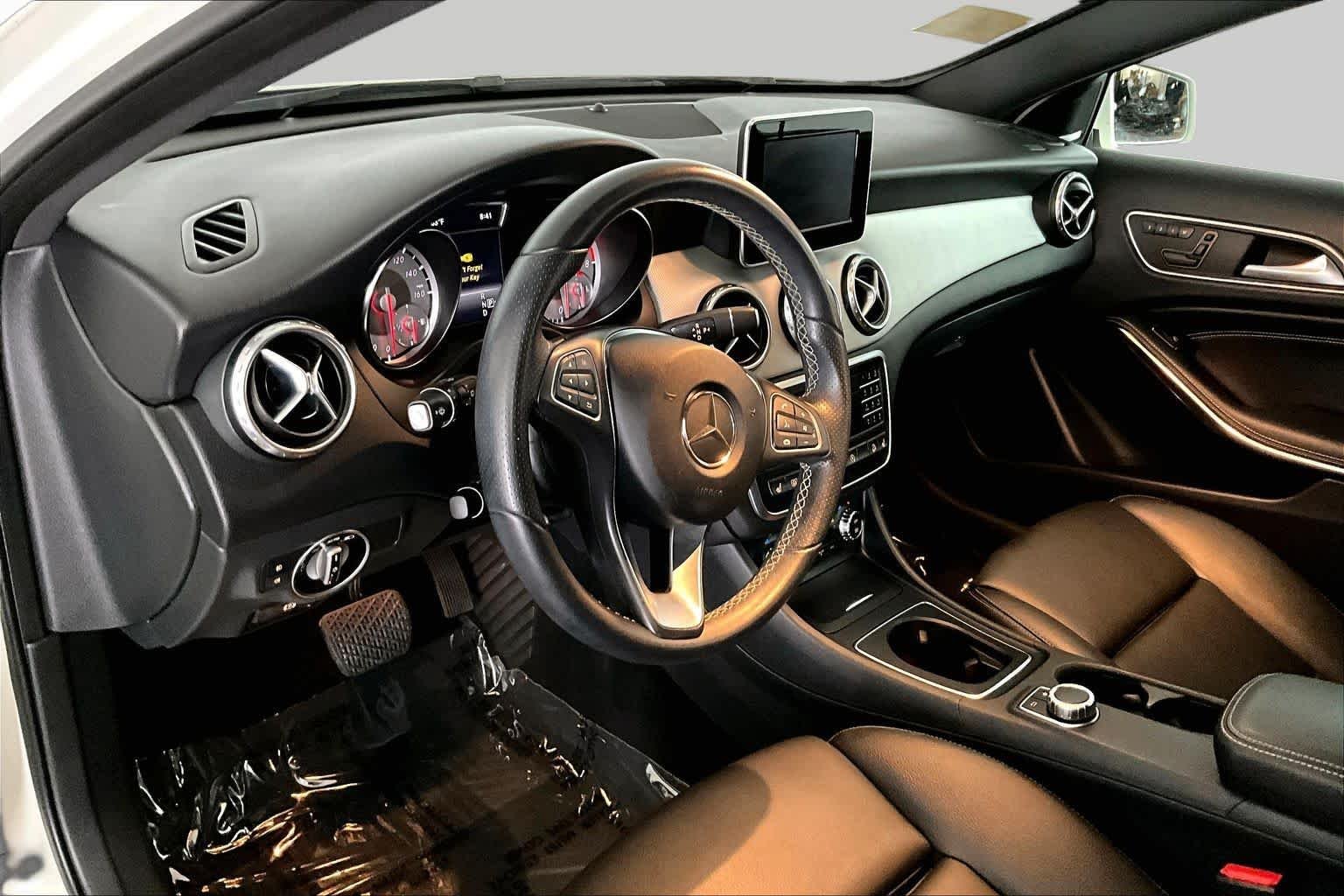 Used 2017 Cirrus White Mercedes-Benz GLA 250 image 18
