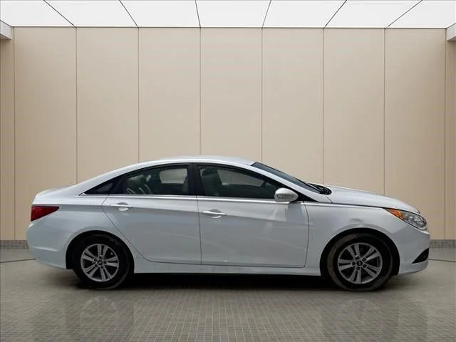 Used 2014 White Hyundai GLS image 12