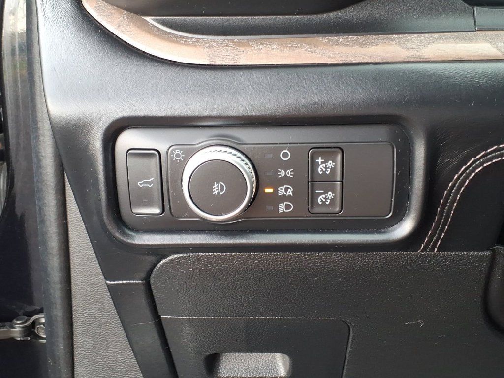 Used 2020 Black Metallic Ford Platinum image 21
