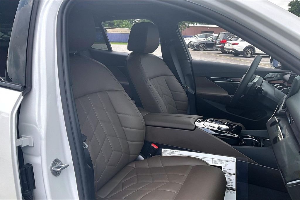 Used 2026 White BMW 550e xDrive image 27