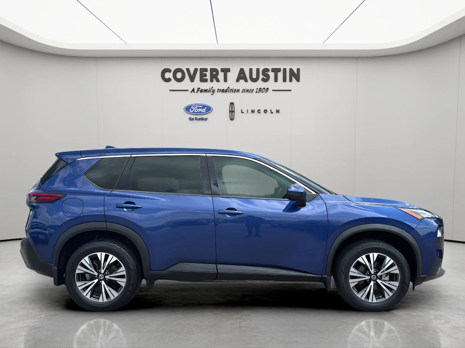 Used 2021 Blue Nissan SV image 6