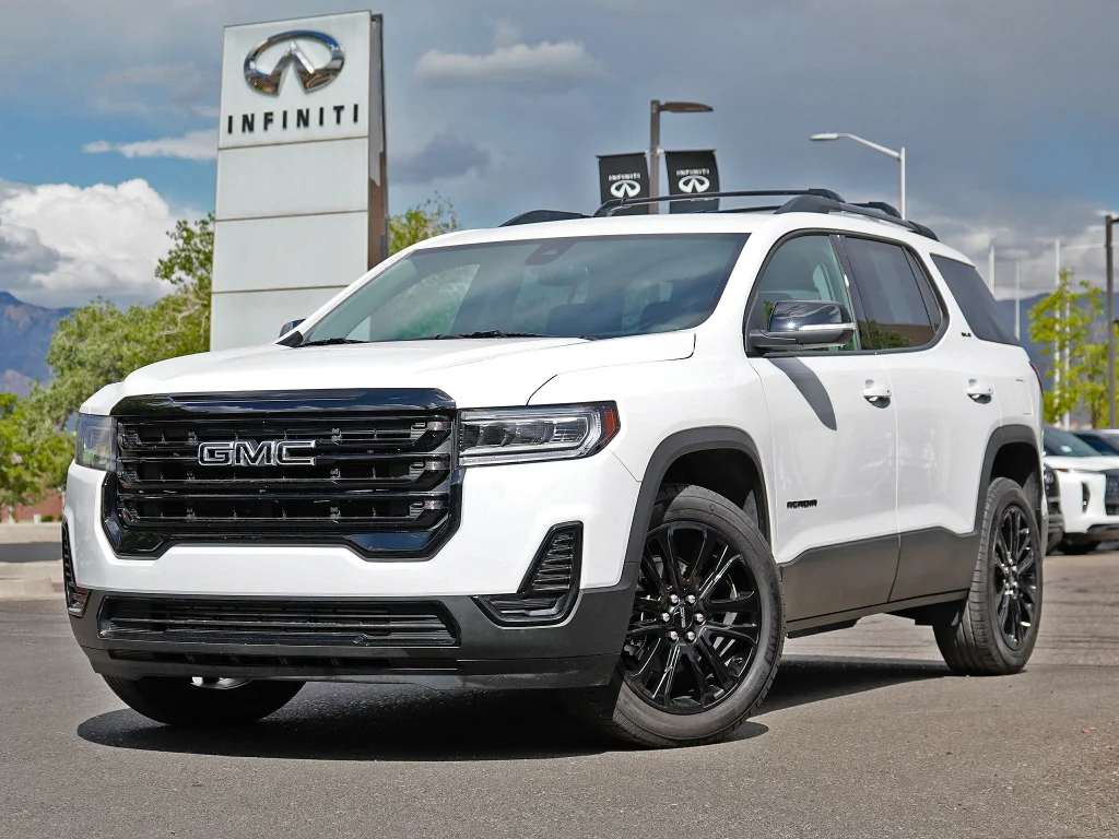Used 2023 Summit White GMC SLE image 1