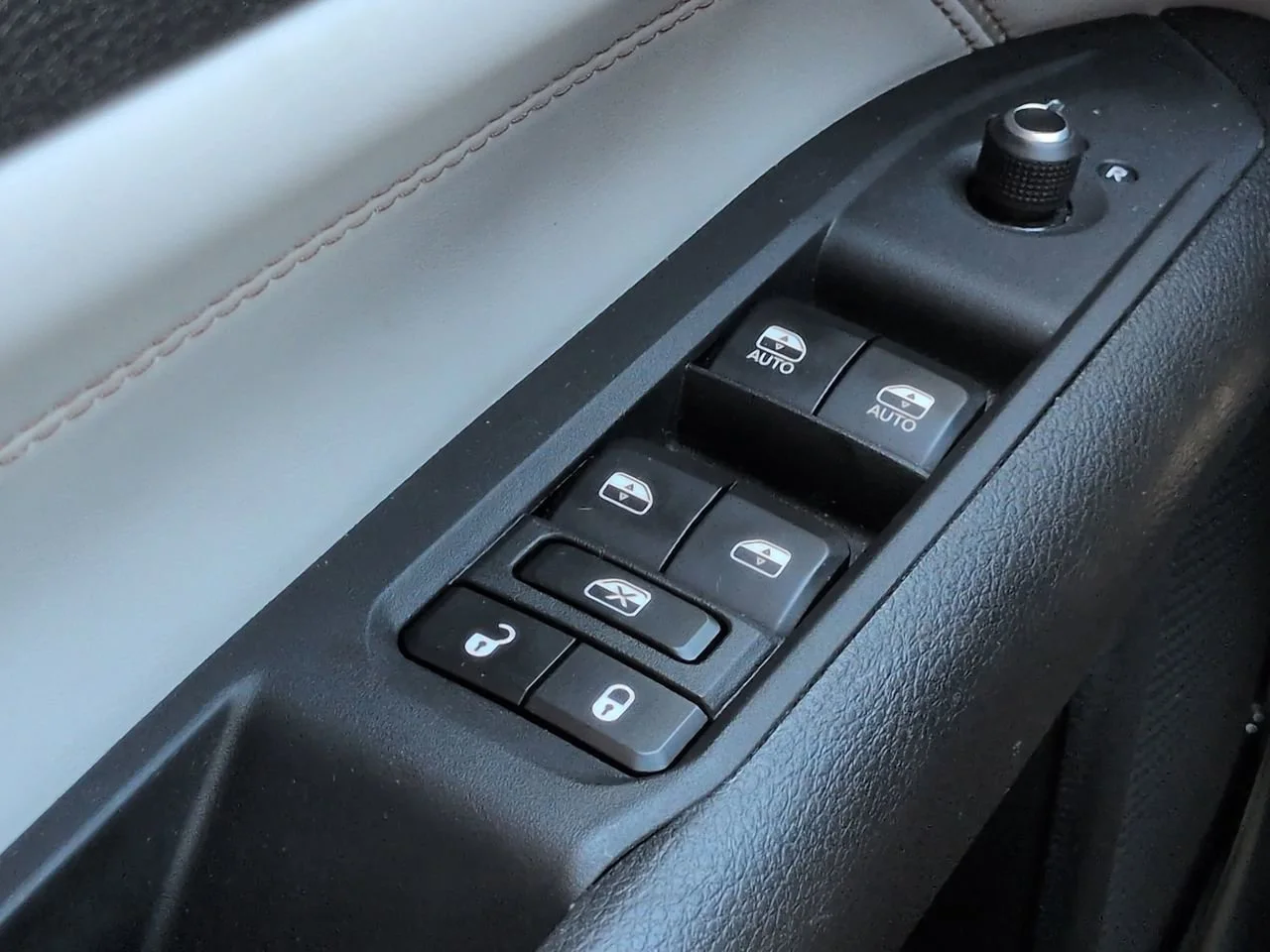 Used 2023 Redline Pearlcoat Jeep Limited image 21