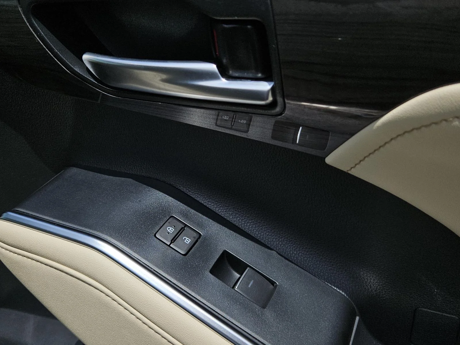 Used 2024 Black Toyota Platinum FWD (Natl) image 36
