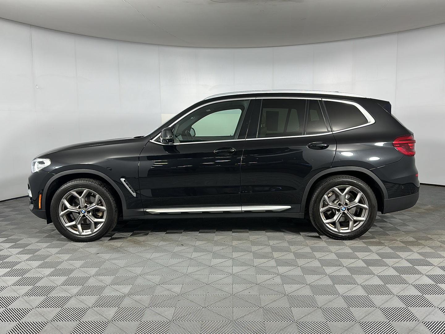 Used 2021 Black Sapphire Metallic BMW xDrive30i image 4