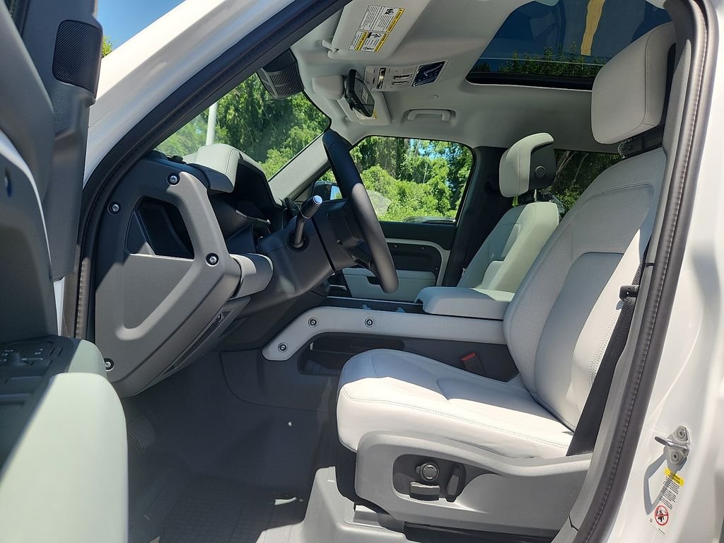Used 2026 Fuji White Land Rover X-Dynamic SE image 6