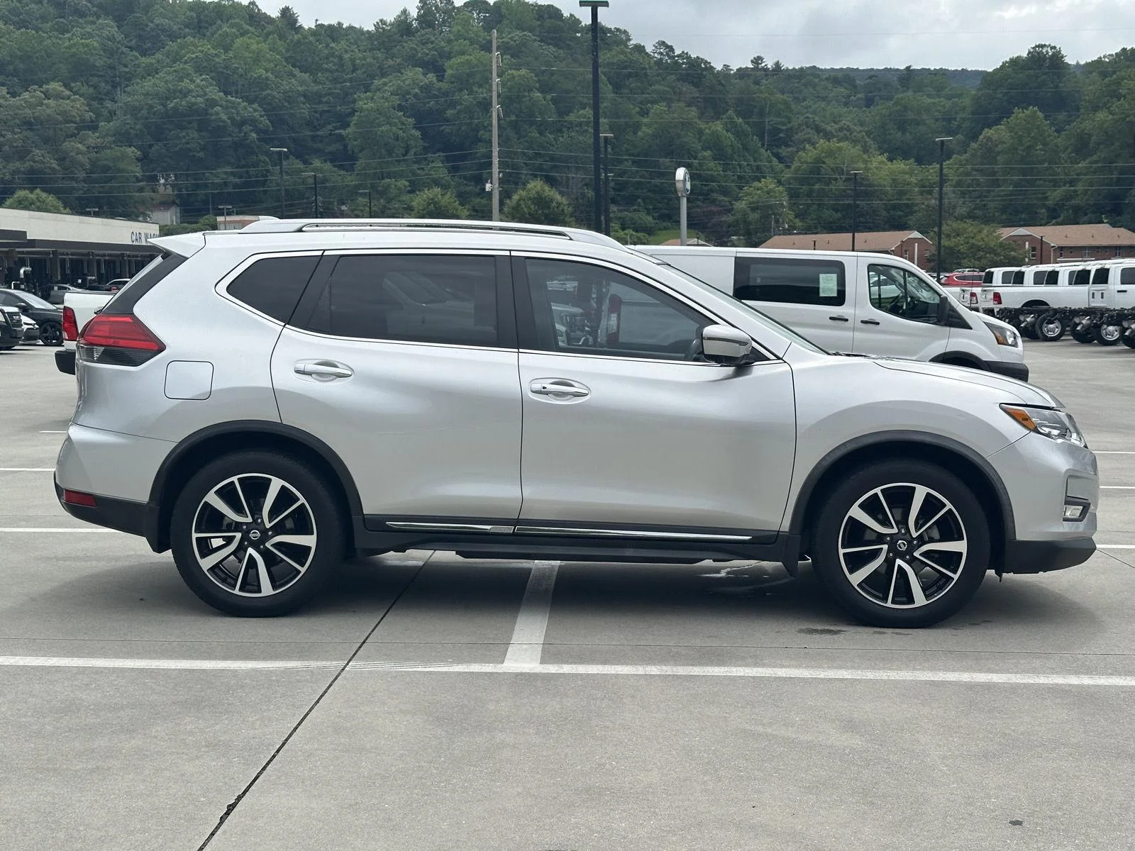Used 2017 Brilliant Silver Nissan SL image 8
