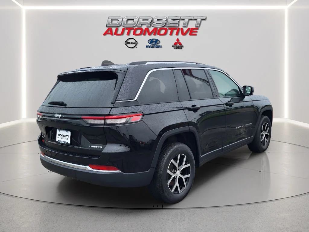 Used 2023 Diamond Black Crystal Pearlcoat Jeep Limited image 6