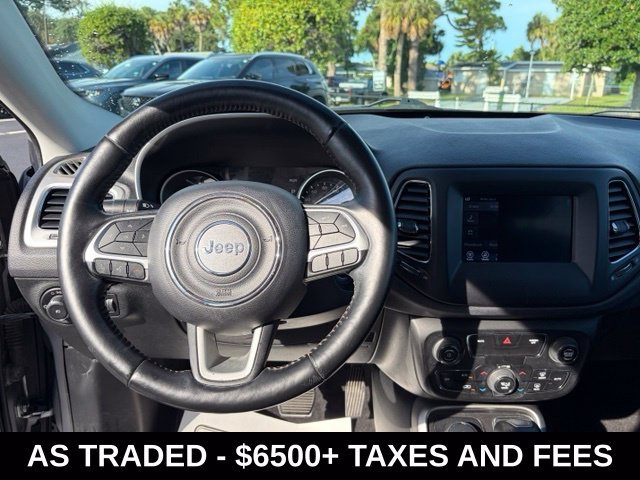 Used 2018 Silver Jeep Latitude image 17