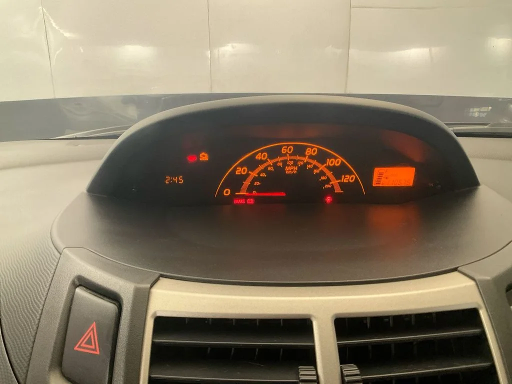 Used 2009 Polar White Toyota Base image 27