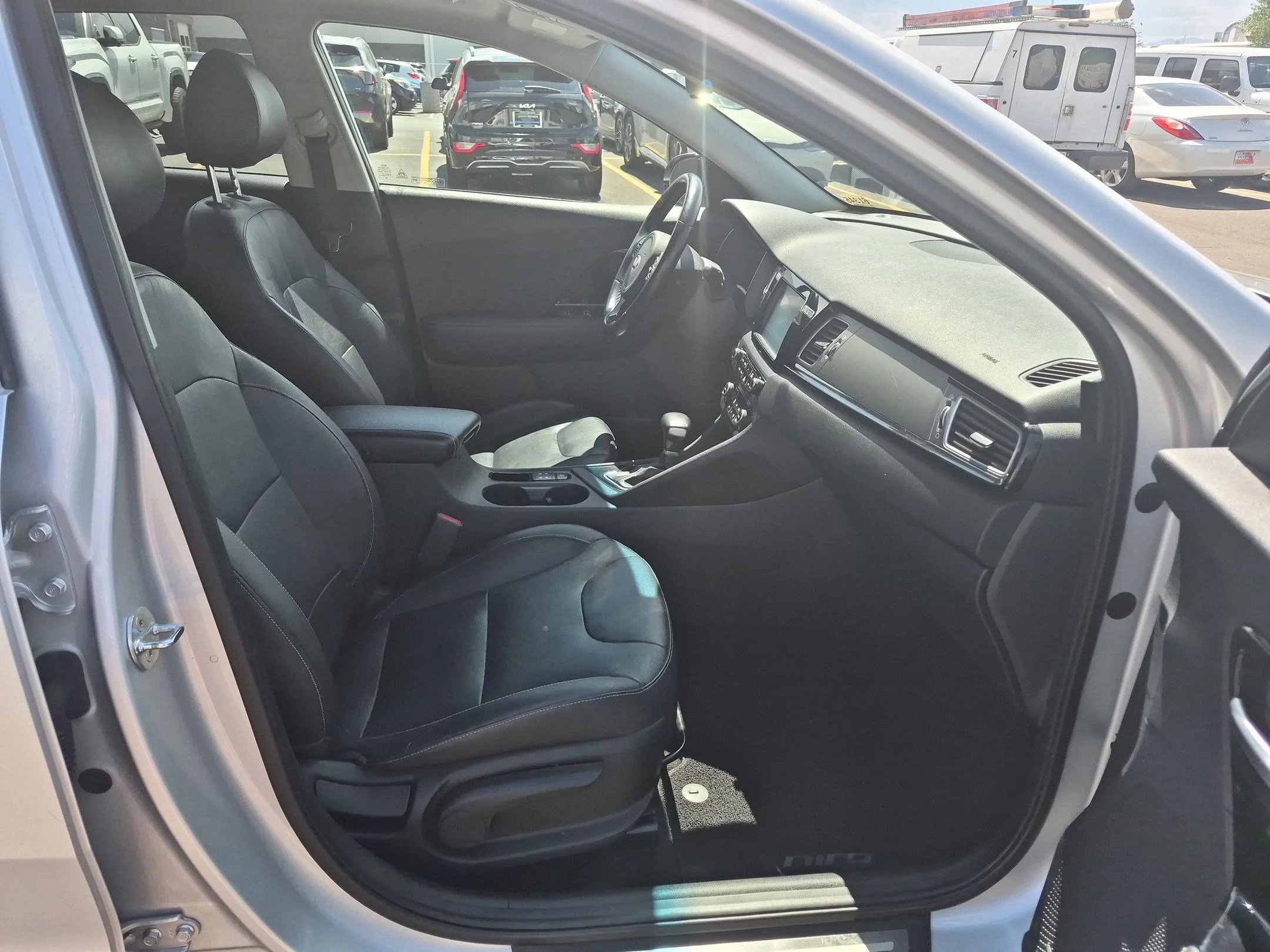 Used 2018 Silky Silver Kia Touring image 30