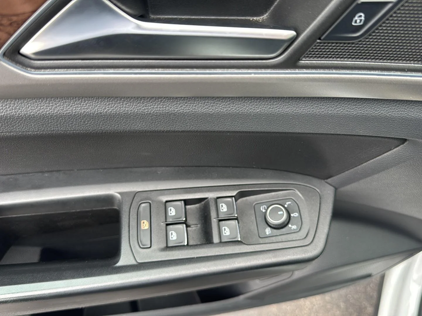 Used 2019 Wh Volkswagen  image 12