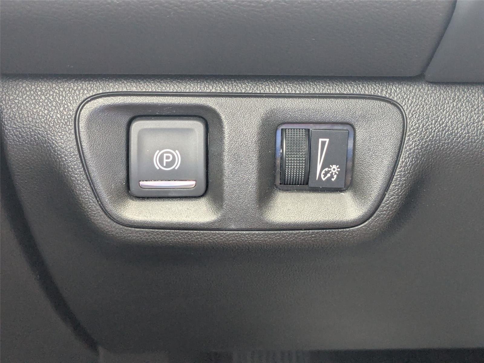 Used 2023 Summit White GMC SLE image 19