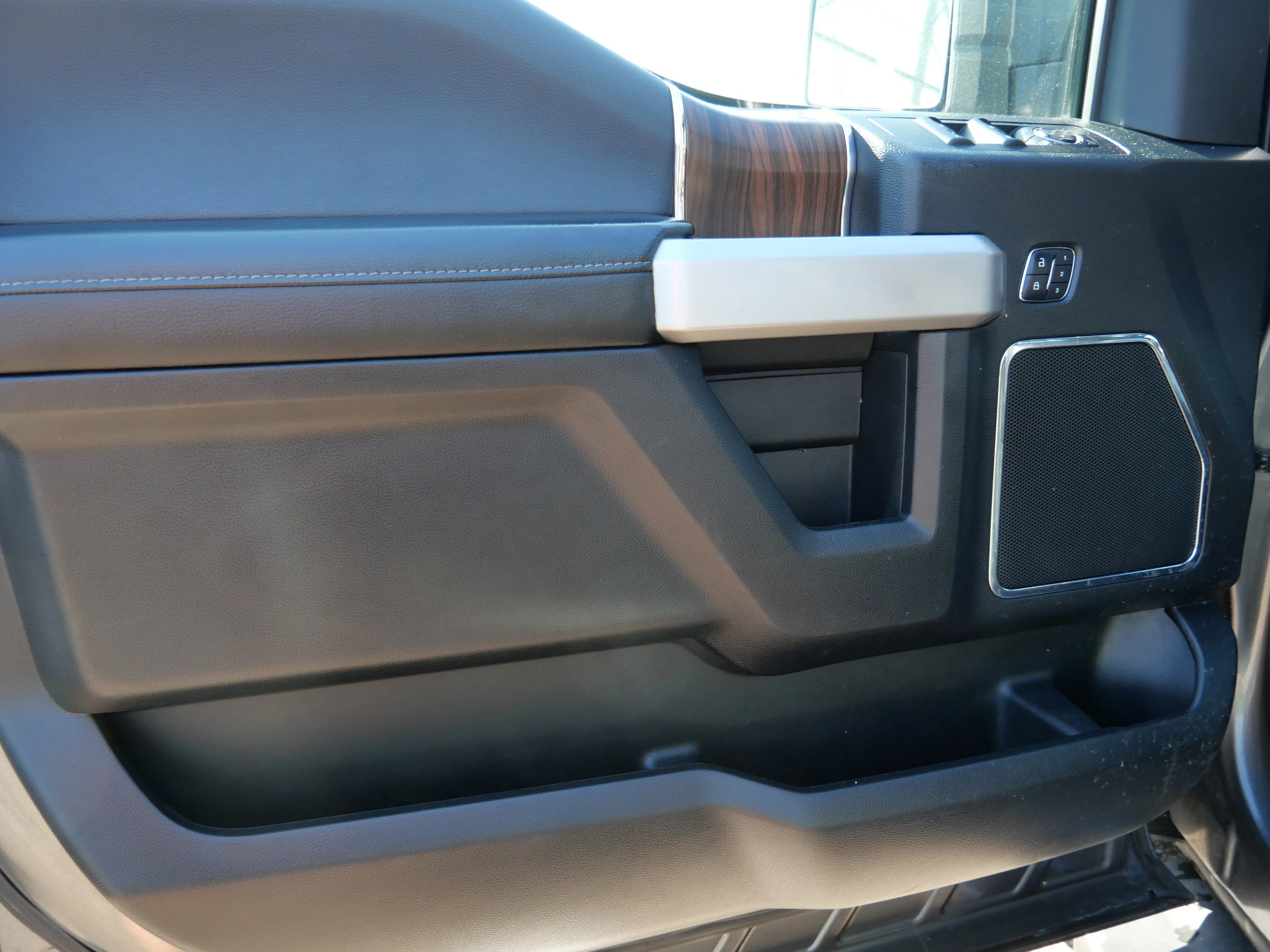 Used 2015 Magnetic Metallic Ford Lariat image 11