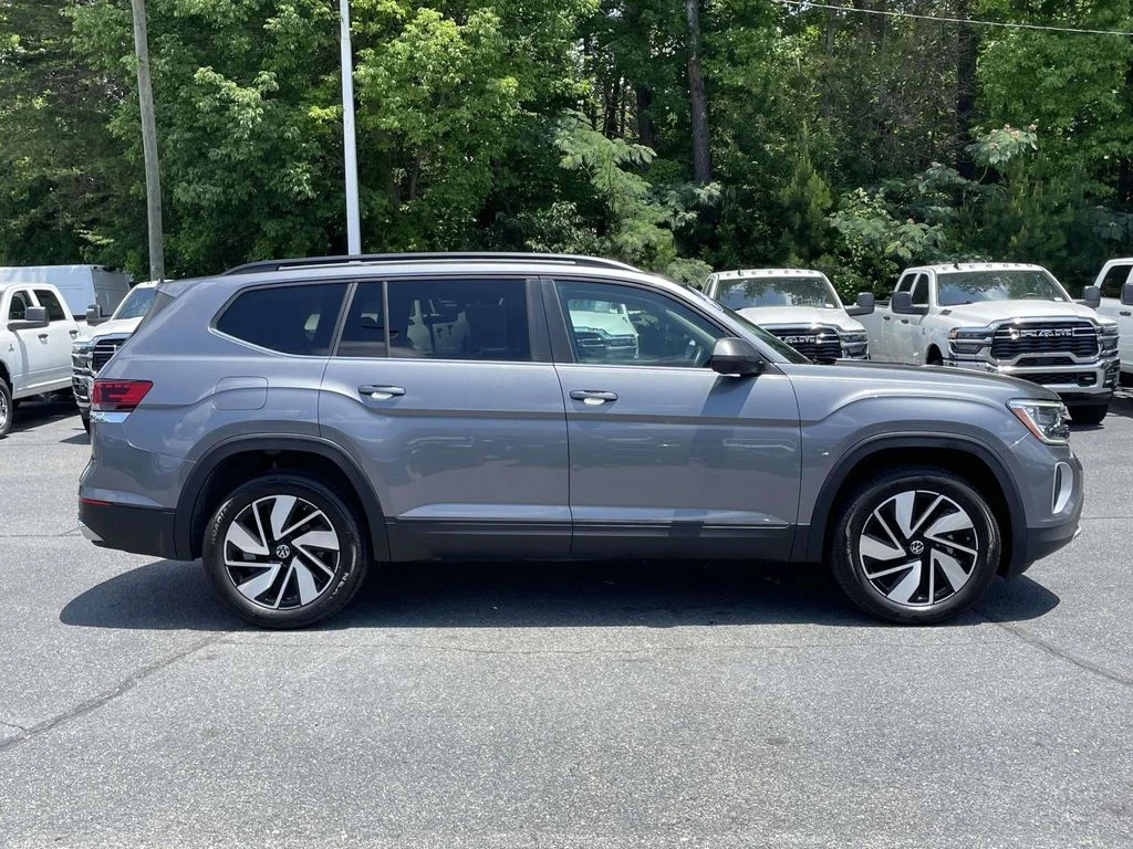 Used 2025  Volkswagen 2.0T SE w/Technology image 9