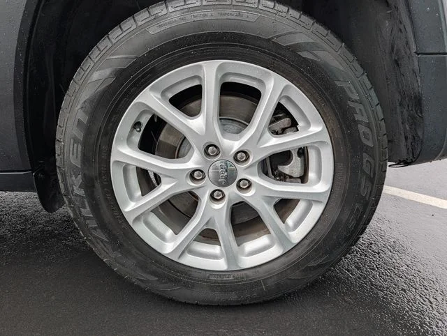 Used 2018 Silver Jeep Latitude image 9