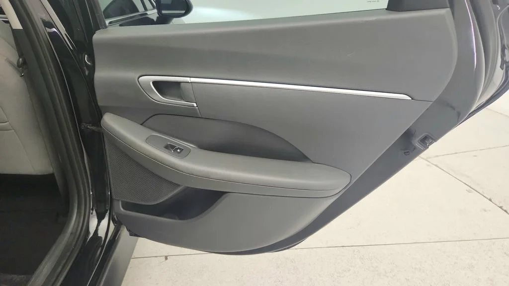 Used 2021 Black Hyundai SE image 30