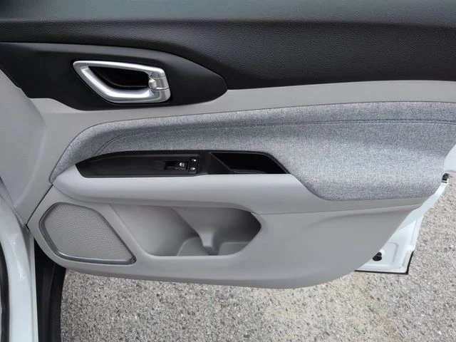 Used 2022 White Jeep Latitude image 32