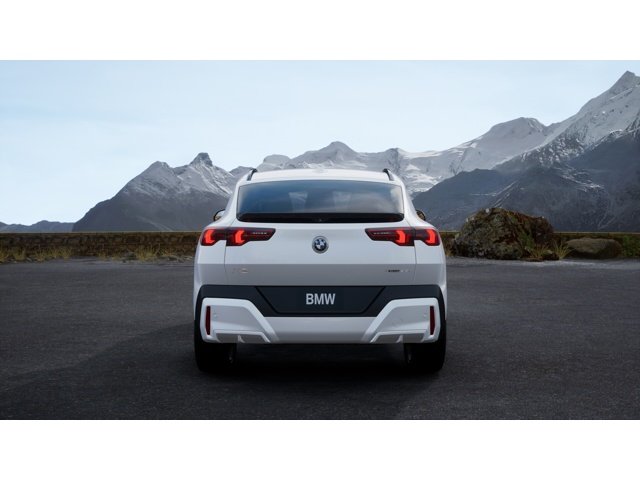 New 2026 Mineral White Metallic BMW xDrive28i image 5