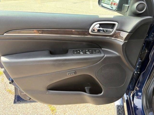 Used 2018 True Blue Pearlcoat Jeep Overland image 9