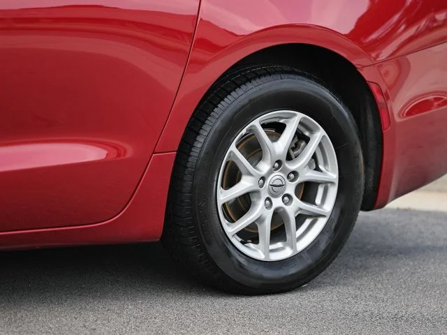Used 2025 Red Hot Pearlcoat Chrysler Select image 6