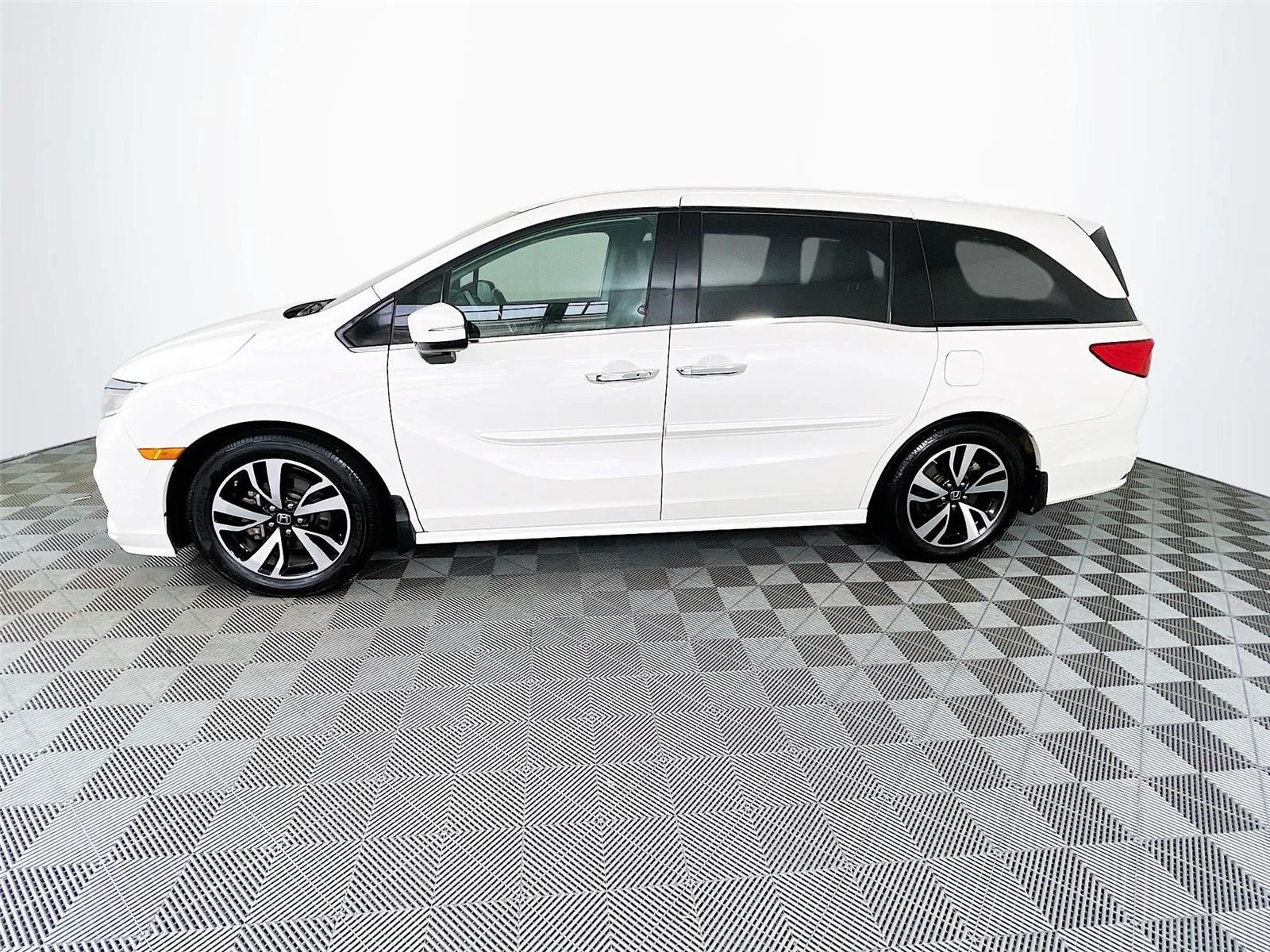 Used 2019 White Diamond Pearl Honda Elite image 4