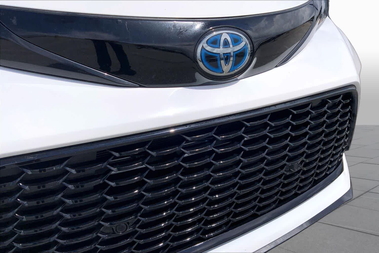 Used 2025 Ice Cap Toyota XSE image 29