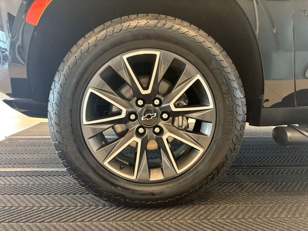 Used 2022 Black Chevrolet Z71 image 11