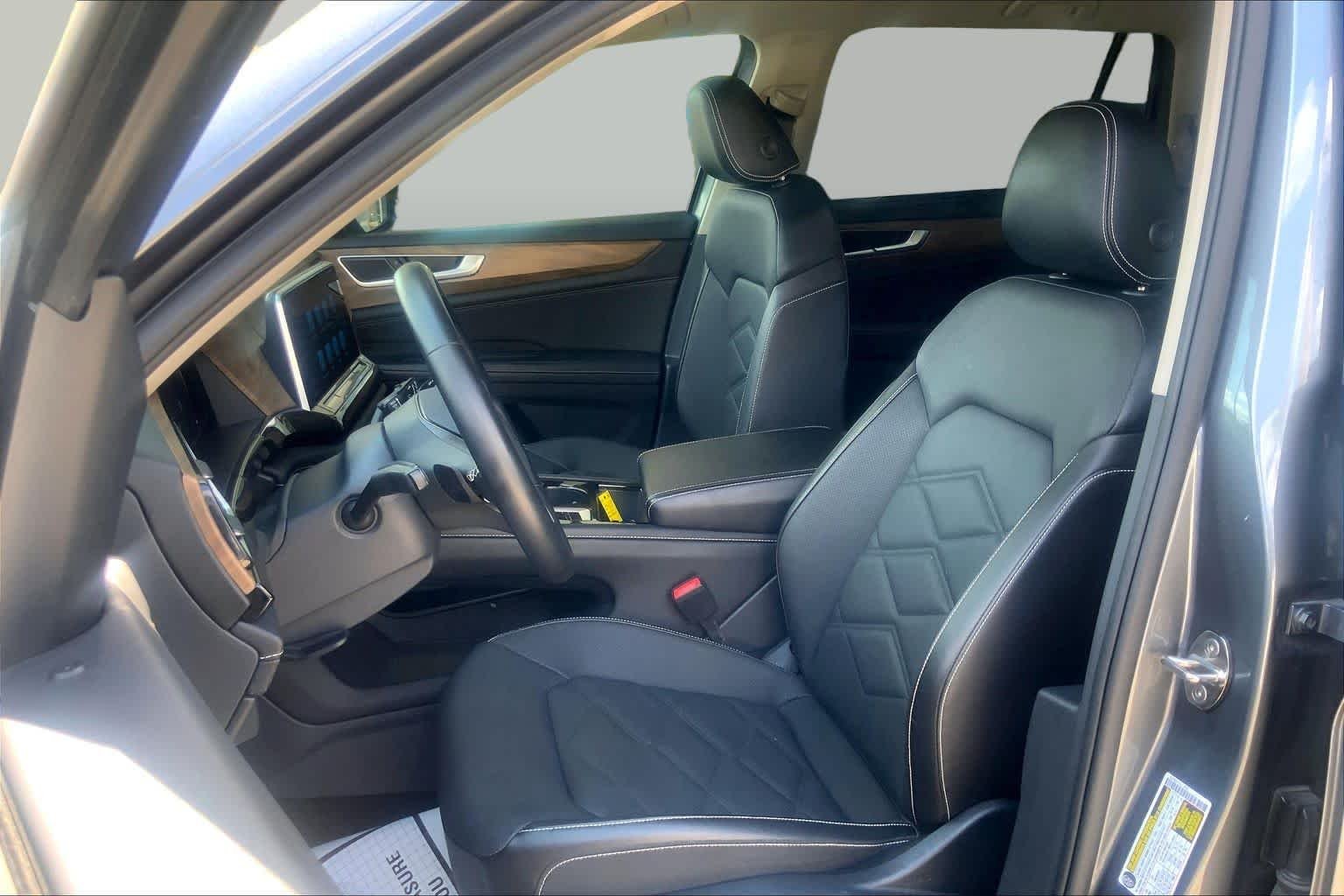 Used 2025 Pure Gray Volkswagen 2.0T SE w/Technology image 8