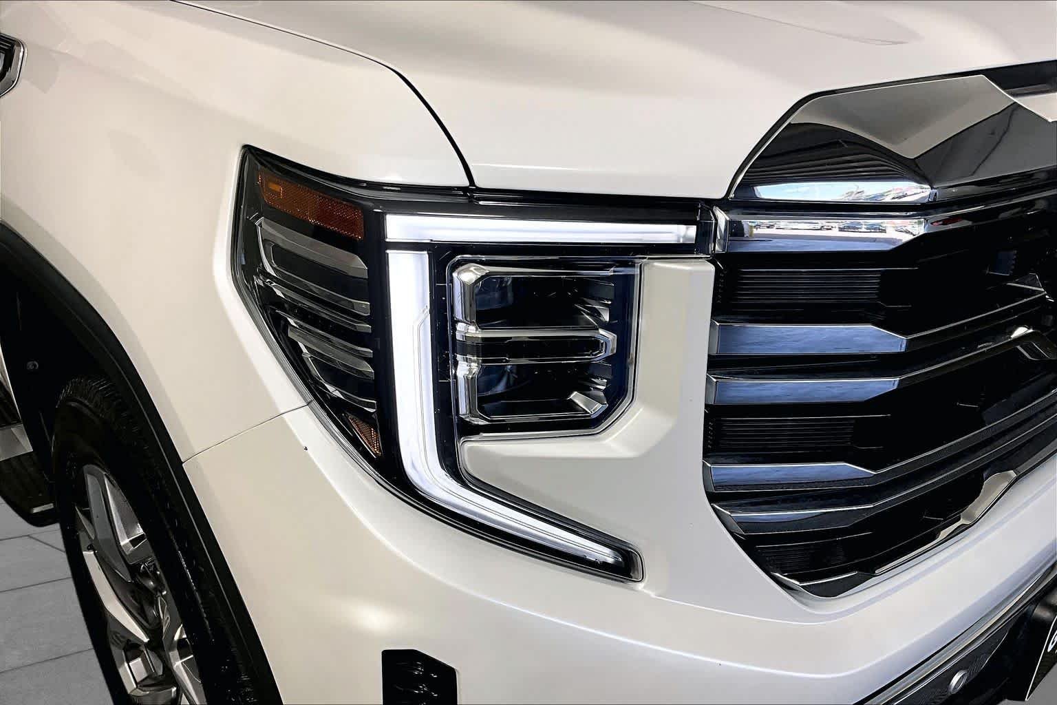 Used 2024 White Frost Tricoat GMC SLT image 25