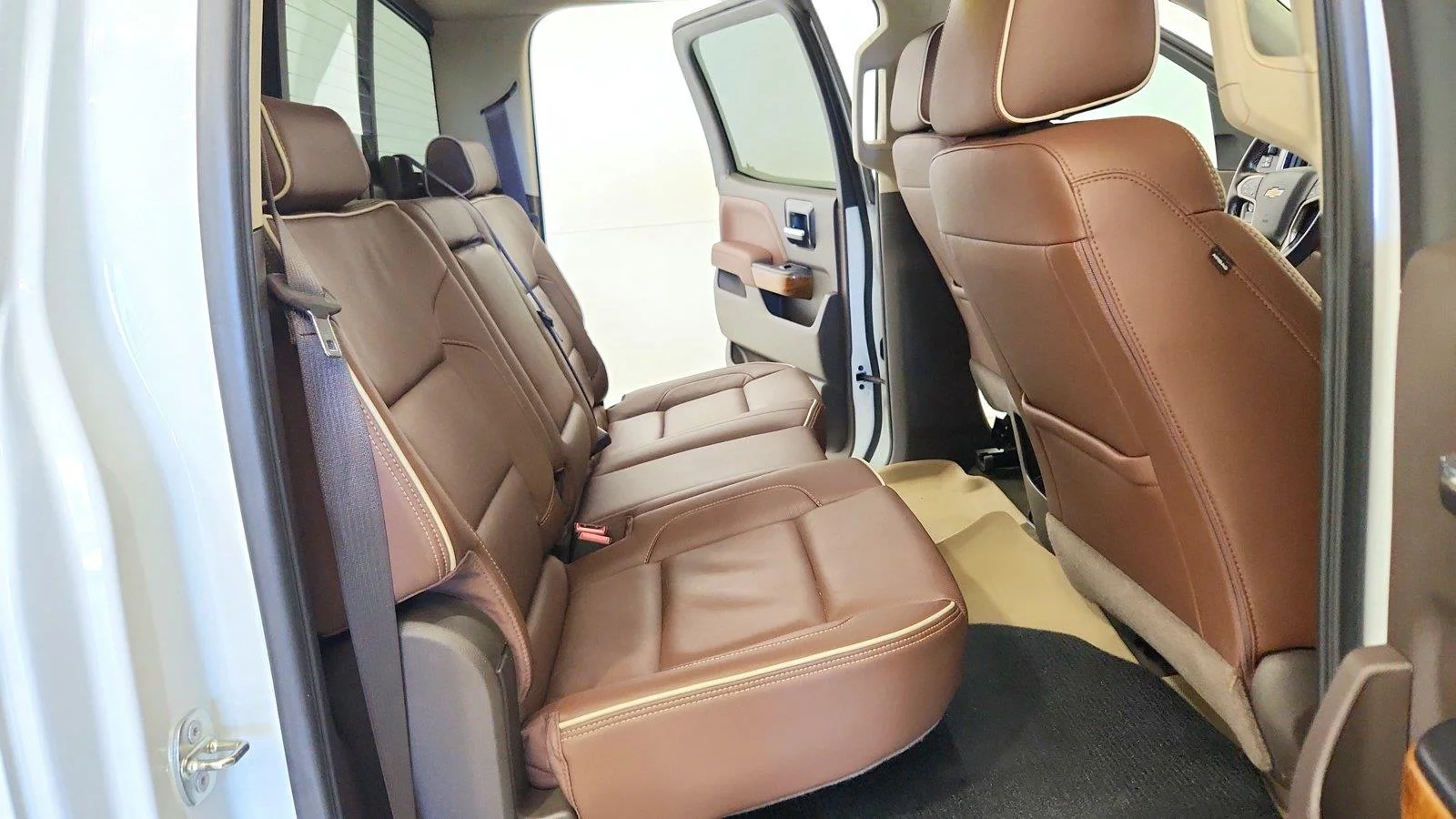 Used 2016 IRIDESCENT PEARL TRICOAT Chevrolet High Country image 30