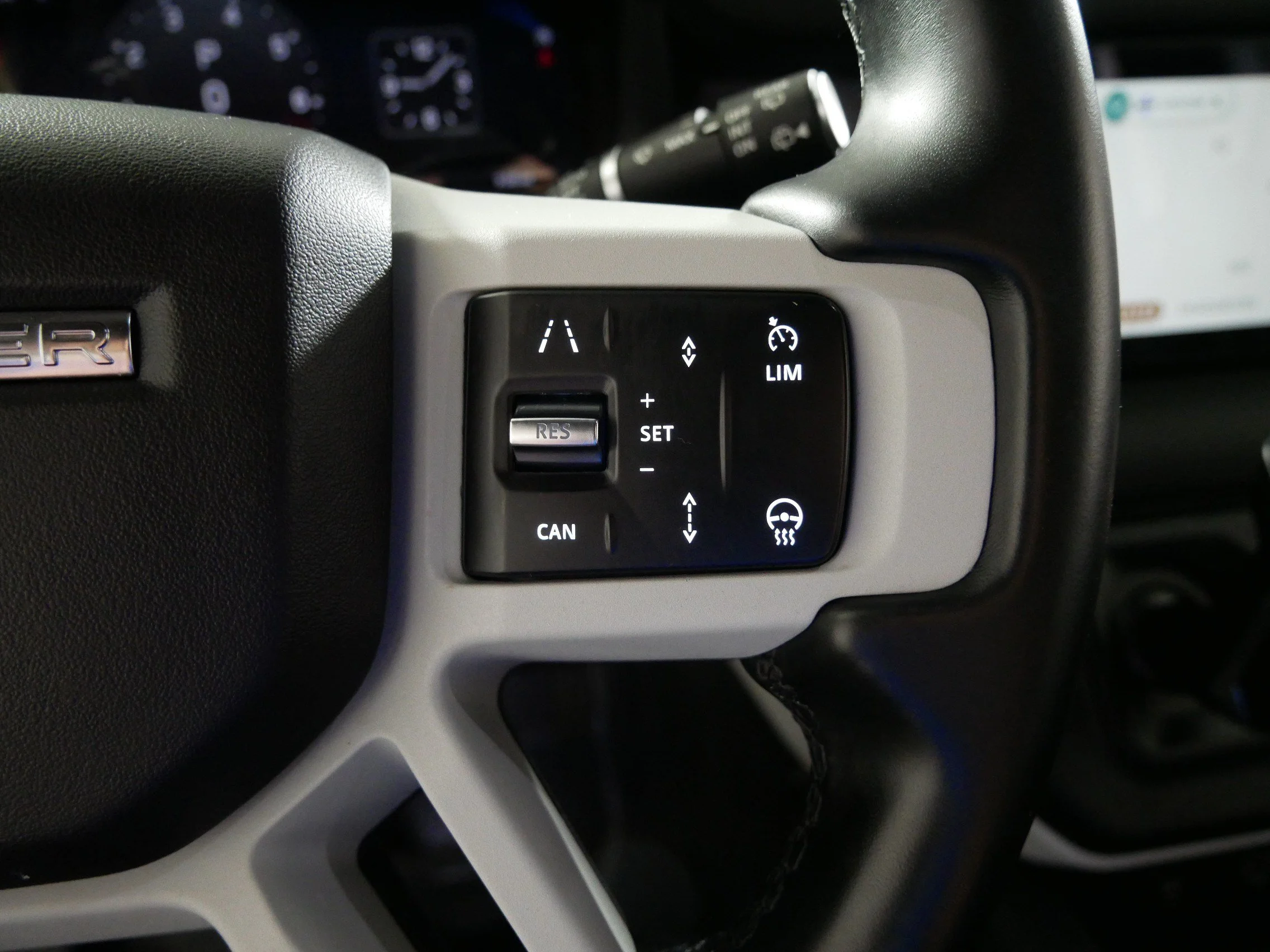Used 2024 BRONZE Land Rover X-Dynamic SE image 28